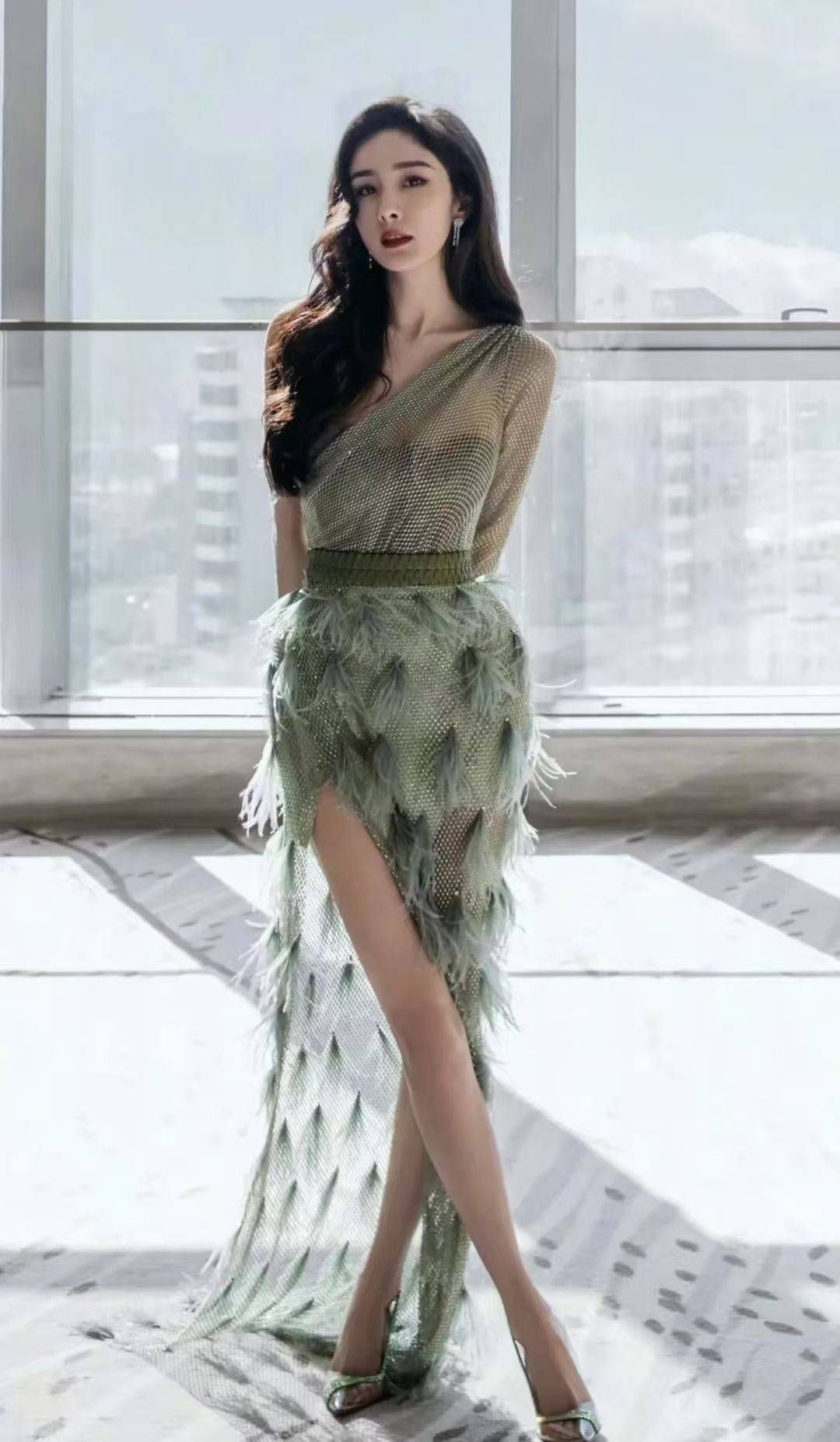 网！开叉到腰秀粉丝暴动：这谁顶得住？j9九游会网址是什么杨幂绿裙杀疯全(图3)