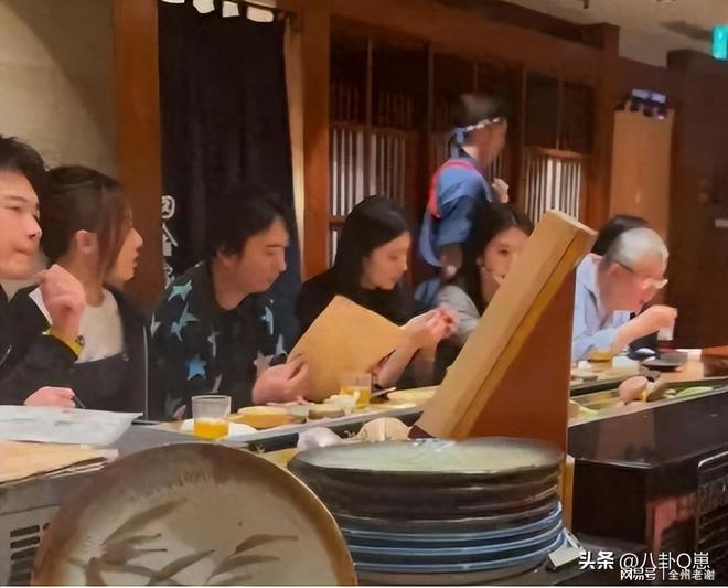 三名美女日本聚餐下巴后缩太严重j9九游会真人游戏第一王思聪带(图2)