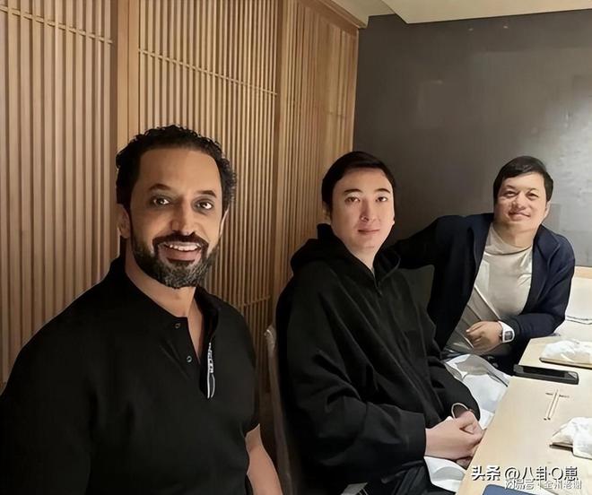 三名美女日本聚餐下巴后缩太严重j9九游会真人游戏第一王思聪带(图4)