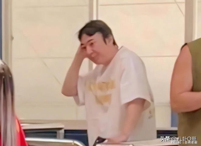 三名美女日本聚餐下巴后缩太严重j9九游会真人游戏第一王思聪带(图8)