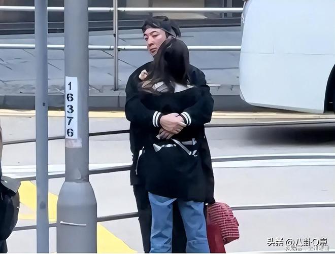 三名美女日本聚餐下巴后缩太严重j9九游会真人游戏第一王思聪带(图9)